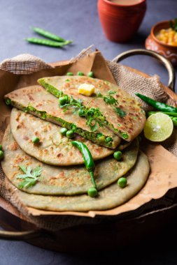 Yeşil Bezelye Paratha veya yassı ekmek veya kaymak ve sıcak çay ile matar parathas