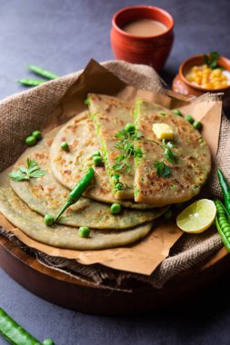 Yeşil Bezelye Paratha veya yassı ekmek veya kaymak ve sıcak çay ile matar parathas