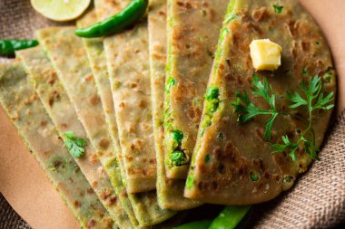Yeşil Bezelye Paratha veya yassı ekmek veya kaymak ve sıcak çay ile matar parathas