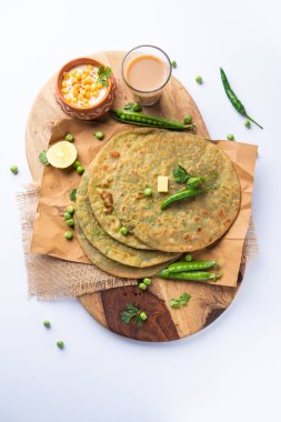 Yeşil Bezelye Paratha veya yassı ekmek veya kaymak ve sıcak çay ile matar parathas