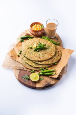 Yeşil Bezelye Paratha veya yassı ekmek veya kaymak ve sıcak çay ile matar parathas