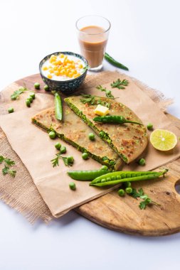 Yeşil Bezelye Paratha veya yassı ekmek veya kaymak ve sıcak çay ile matar parathas