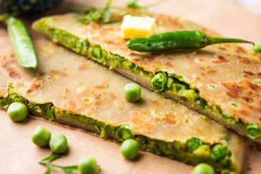 Yeşil Bezelye Paratha veya yassı ekmek veya kaymak ve sıcak çay ile matar parathas