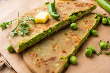 Yeşil Bezelye Paratha veya yassı ekmek veya kaymak ve sıcak çay ile matar parathas