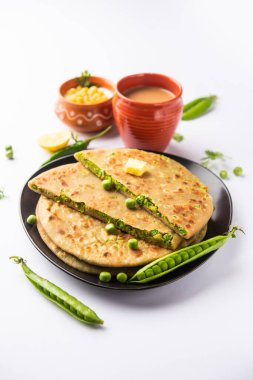 Yeşil Bezelye Paratha veya yassı ekmek veya kaymak ve sıcak çay ile matar parathas