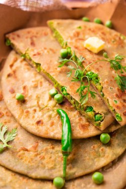 Yeşil Bezelye Paratha veya yassı ekmek veya kaymak ve sıcak çay ile matar parathas