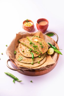 Yeşil Bezelye Paratha veya yassı ekmek veya kaymak ve sıcak çay ile matar parathas