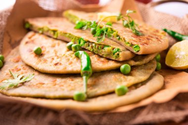 Yeşil Bezelye Paratha veya yassı ekmek veya kaymak ve sıcak çay ile matar parathas