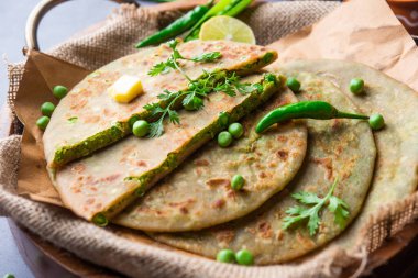 Yeşil Bezelye Paratha veya yassı ekmek veya kaymak ve sıcak çay ile matar parathas