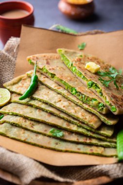 Yeşil Bezelye Paratha veya yassı ekmek veya kaymak ve sıcak çay ile matar parathas