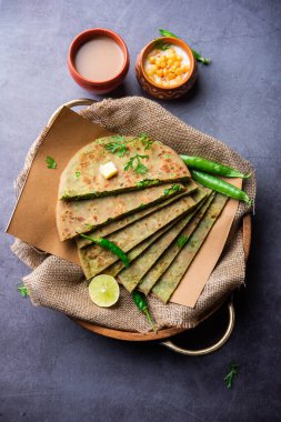 Yeşil Bezelye Paratha veya yassı ekmek veya kaymak ve sıcak çay ile matar parathas