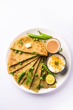 Yeşil Bezelye Paratha veya yassı ekmek veya kaymak ve sıcak çay ile matar parathas