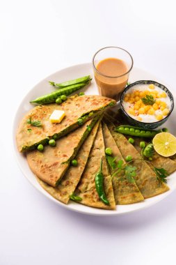 Yeşil Bezelye Paratha veya yassı ekmek veya kaymak ve sıcak çay ile matar parathas