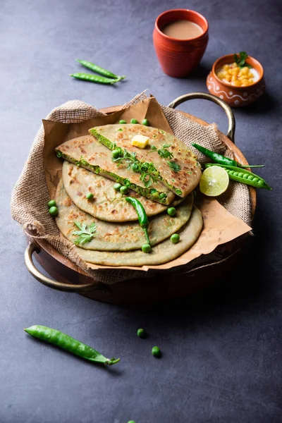 Yeşil Bezelye Paratha veya yassı ekmek veya kaymak ve sıcak çay ile matar parathas