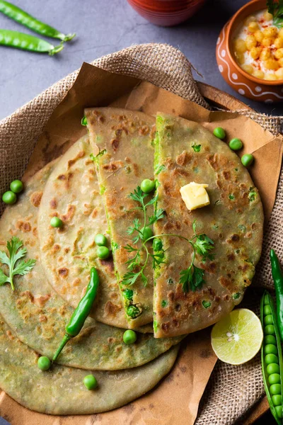 Guisantes Verdes Paratha Flatbread Maternos Parathas Con Cuajada Caliente —  Fotos de Stock