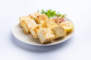 Makhmali ya da Malai Paneer Tikka Kebap yeşil salata ve turşuyla servis edilen bir Kuzey Hindistan başlangıç yiyeceğidir.