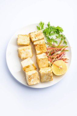 Makhmali ya da Malai Paneer Tikka Kebap yeşil salata ve turşuyla servis edilen bir Kuzey Hindistan başlangıç yiyeceğidir.
