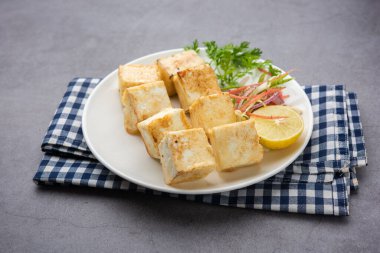 Makhmali ya da Malai Paneer Tikka Kebap yeşil salata ve turşuyla servis edilen bir Kuzey Hindistan başlangıç yiyeceğidir.