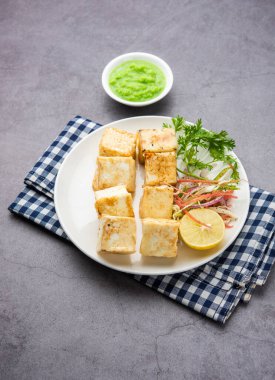 Makhmali ya da Malai Paneer Tikka Kebap yeşil salata ve turşuyla servis edilen bir Kuzey Hindistan başlangıç yiyeceğidir.