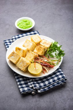 Makhmali ya da Malai Paneer Tikka Kebap yeşil salata ve turşuyla servis edilen bir Kuzey Hindistan başlangıç yiyeceğidir.