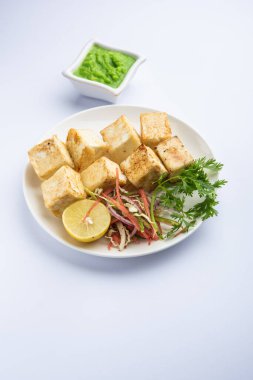 Makhmali ya da Malai Paneer Tikka Kebap yeşil salata ve turşuyla servis edilen bir Kuzey Hindistan başlangıç yiyeceğidir.