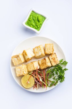 Makhmali ya da Malai Paneer Tikka Kebap yeşil salata ve turşuyla servis edilen bir Kuzey Hindistan başlangıç yiyeceğidir.
