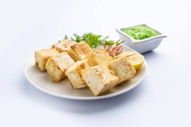 Makhmali ya da Malai Paneer Tikka Kebap yeşil salata ve turşuyla servis edilen bir Kuzey Hindistan başlangıç yiyeceğidir.