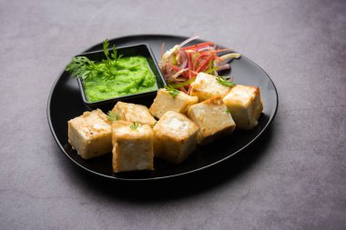 Makhmali ya da Malai Paneer Tikka Kebap yeşil salata ve turşuyla servis edilen bir Kuzey Hindistan başlangıç yiyeceğidir.