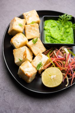 Makhmali ya da Malai Paneer Tikka Kebap yeşil salata ve turşuyla servis edilen bir Kuzey Hindistan başlangıç yiyeceğidir.