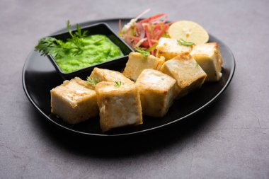 Makhmali ya da Malai Paneer Tikka Kebap yeşil salata ve turşuyla servis edilen bir Kuzey Hindistan başlangıç yiyeceğidir.