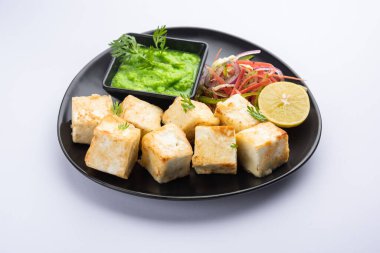 Makhmali ya da Malai Paneer Tikka Kebap yeşil salata ve turşuyla servis edilen bir Kuzey Hindistan başlangıç yiyeceğidir.
