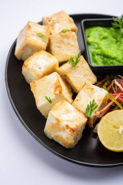 Makhmali ya da Malai Paneer Tikka Kebap yeşil salata ve turşuyla servis edilen bir Kuzey Hindistan başlangıç yiyeceğidir.