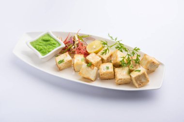 Makhmali ya da Malai Paneer Tikka Kebap yeşil salata ve turşuyla servis edilen bir Kuzey Hindistan başlangıç yiyeceğidir.
