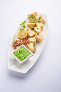 Makhmali ya da Malai Paneer Tikka Kebap yeşil salata ve turşuyla servis edilen bir Kuzey Hindistan başlangıç yiyeceğidir.