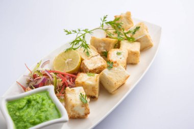 Makhmali ya da Malai Paneer Tikka Kebap yeşil salata ve turşuyla servis edilen bir Kuzey Hindistan başlangıç yiyeceğidir.