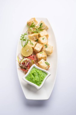 Makhmali ya da Malai Paneer Tikka Kebap yeşil salata ve turşuyla servis edilen bir Kuzey Hindistan başlangıç yiyeceğidir.