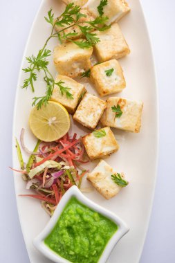 Makhmali ya da Malai Paneer Tikka Kebap yeşil salata ve turşuyla servis edilen bir Kuzey Hindistan başlangıç yiyeceğidir.