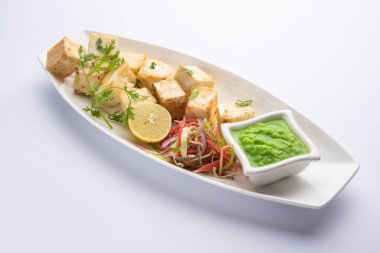 Makhmali ya da Malai Paneer Tikka Kebap yeşil salata ve turşuyla servis edilen bir Kuzey Hindistan başlangıç yiyeceğidir.