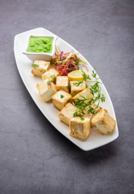 Makhmali ya da Malai Paneer Tikka Kebap yeşil salata ve turşuyla servis edilen bir Kuzey Hindistan başlangıç yiyeceğidir.