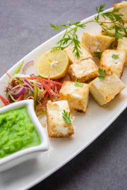 Makhmali ya da Malai Paneer Tikka Kebap yeşil salata ve turşuyla servis edilen bir Kuzey Hindistan başlangıç yiyeceğidir.