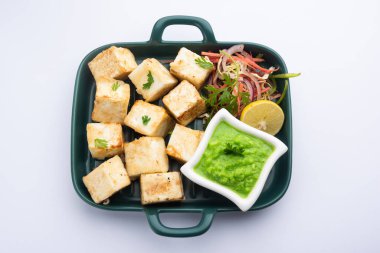 Makhmali ya da Malai Paneer Tikka Kebap yeşil salata ve turşuyla servis edilen bir Kuzey Hindistan başlangıç yiyeceğidir.