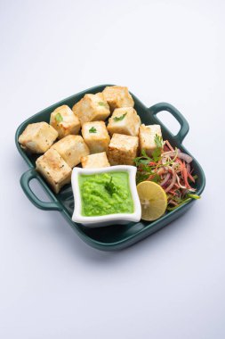 Makhmali ya da Malai Paneer Tikka Kebap yeşil salata ve turşuyla servis edilen bir Kuzey Hindistan başlangıç yiyeceğidir.
