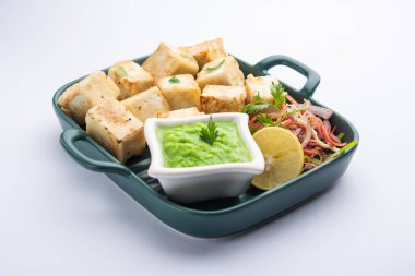 Makhmali ya da Malai Paneer Tikka Kebap yeşil salata ve turşuyla servis edilen bir Kuzey Hindistan başlangıç yiyeceğidir.