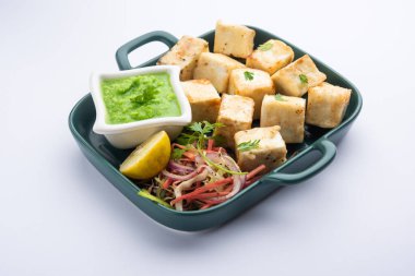 Makhmali ya da Malai Paneer Tikka Kebap yeşil salata ve turşuyla servis edilen bir Kuzey Hindistan başlangıç yiyeceğidir.
