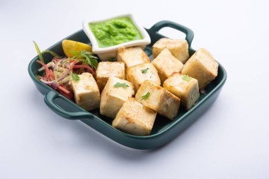 Makhmali ya da Malai Paneer Tikka Kebap yeşil salata ve turşuyla servis edilen bir Kuzey Hindistan başlangıç yiyeceğidir.