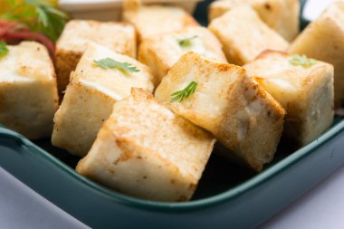 Makhmali ya da Malai Paneer Tikka Kebap yeşil salata ve turşuyla servis edilen bir Kuzey Hindistan başlangıç yiyeceğidir.