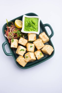 Makhmali ya da Malai Paneer Tikka Kebap yeşil salata ve turşuyla servis edilen bir Kuzey Hindistan başlangıç yiyeceğidir.