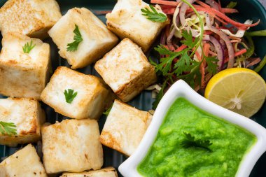 Makhmali ya da Malai Paneer Tikka Kebap yeşil salata ve turşuyla servis edilen bir Kuzey Hindistan başlangıç yiyeceğidir.