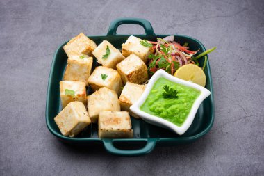 Makhmali ya da Malai Paneer Tikka Kebap yeşil salata ve turşuyla servis edilen bir Kuzey Hindistan başlangıç yiyeceğidir.