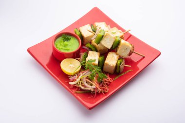 Makhmali ya da Malai Paneer Tikka Kebap yeşil salata ve turşuyla servis edilen bir Kuzey Hindistan başlangıç yiyeceğidir.